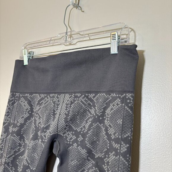 Lululemon In The Flow Ruched Crop Leggings Snake Print, Size 10 - Picture 7 of 10